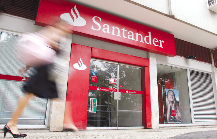 Imaginea articolului Lovitură de teatru în sistemul bancar european | Una dintre cele mai mari bănci aflate la pământ din cauza creditelor neperformante, cumpărată de gigantul Santander pentru 1 euro 