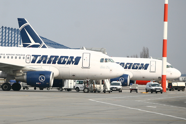 Imaginea articolului Mai multe zboruri Tarom vor întârzia după ce o cursă a companiei a fost anulată joi seară/ Ministrul Apărării, europarlamentari, jurnalişti, la bord