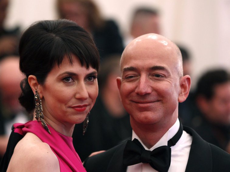 Imaginea articolului Cum arată cel mai bogat cuplu din istoria lumii, Jeff şi MacKenzie Bezos: S-au cunoscut la muncă, au fost logodiţi după trei luni şi au o avere mai mare decât oricine altcineva din lume