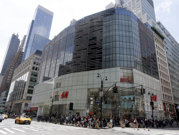 Imaginea articolului Retailerul H&M continuă prăbuşirea: ÎNCHIDE sute de magazine şi încearcă redresarea, după ce profiturile brandului de haine au scăzut 