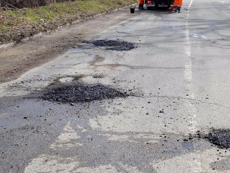 Imaginea articolului Gropile de pe şoselele României însumează 80 de kilometri pătraţi. CNAIR a demarat reabilitările