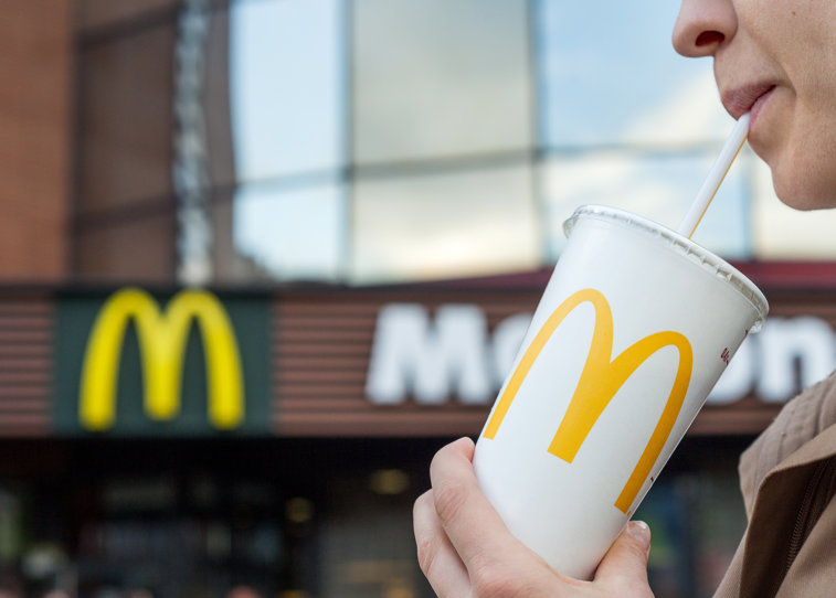 Imaginea articolului McDonald’s refuză să prezinte raportul cu privire la folosirea paielor din plastic