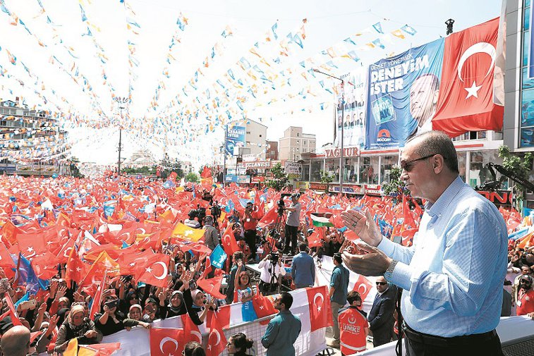 Imaginea articolului ZF: Turcia lui Erdogan, o ţară în stare de urgenţă, cu o economie în creştere explozivă dar hrănită cu datorie, cu o inflaţie puternică şi în luptă cu agenţiile de rating 