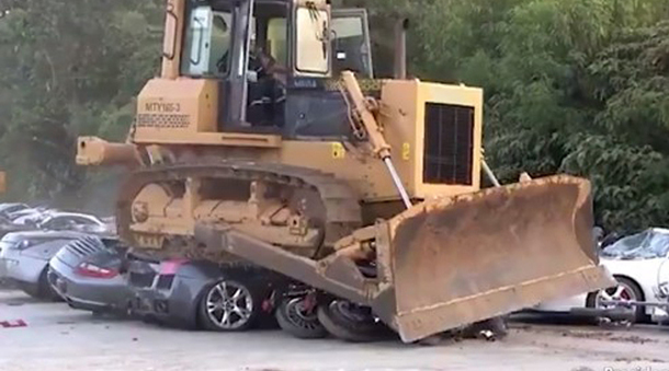 Imaginea articolului Nerecomandat pentru iubitorii de automobile: Vehicule de lux în valoare de peste 3,36 milioane de euro, distruse cu buldozerul