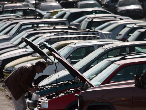Imaginea articolului Penalizarea maşinilor care poluează, pregătită de Guvern. Ministrul mediului vorbeşte despre noua taxă auto 