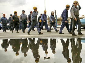 Imaginea articolului O companie suspendă contractele de muncă ale salariaţilor şi le taie o primă specială