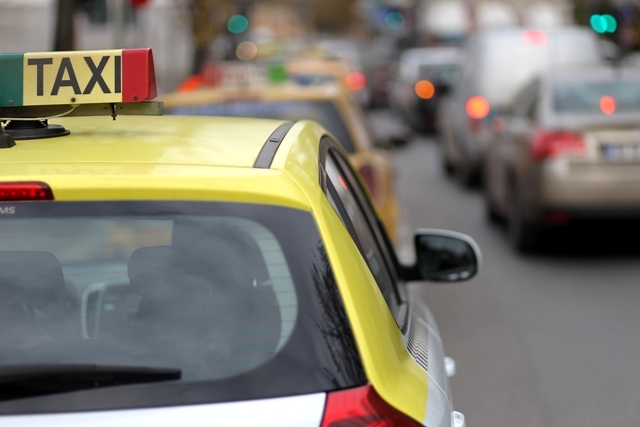 Imaginea articolului Companiile de taxi încep scumpirile pe legislaţia actualizată: Unele tarife ajung la 1,99 lei/km, în timp ce altele ar putea creşte chiar şi cu mai mult