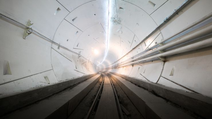 Imaginea articolului Elon Musk dezvăluie tunelul construit pentru combaterea ambuteiajelor din traficul urban. Cât costă echiparea unei maşini normale, pentru a putea circula în subteran | VIDEO