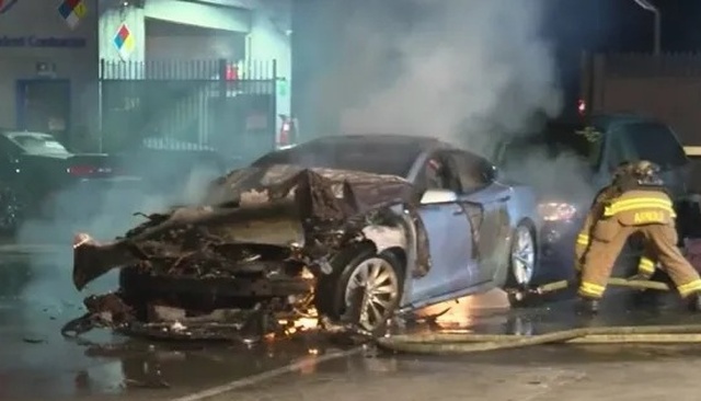 Imaginea articolului Un automobil electric a luat foc de două ori în aceeaşi zi