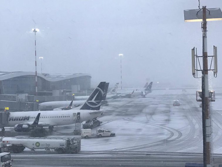 Imaginea articolului TRAFIC AERIAN perturbat: Întârzieri de peste o oră la decolarea aeronavelor de pe Aeroportul Otopeni din cauza degivrării/ O cursă anulată şi trei întârziate pe Aeroportul Timişoara