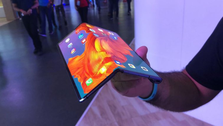 Imaginea articolului După multe aşteptări, Huawei lansează pe piaţa smartphone-urilor noul device pliabil Huawei Mate X - VIDEO