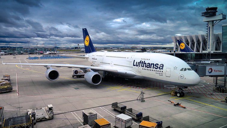 Imaginea articolului 180.000 de pasageri Lufthansa, afectaţi de grevă: Compania anunţă reduceri de costuri 