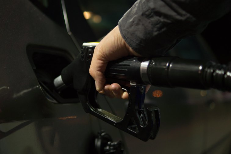 Imaginea articolului Preţurile la carburanţi s-au ieftinit începând cu 1 ianuarie, după eliminarea supraaccizei. Situaţia din benzinării