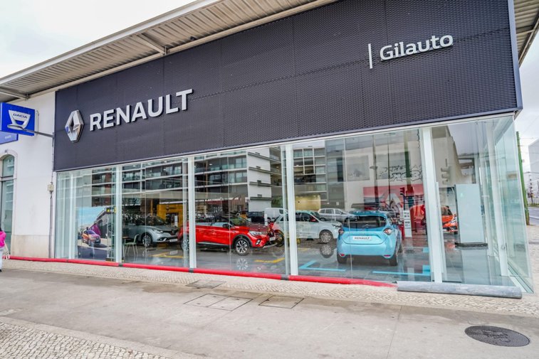 Imaginea articolului Trei veşti proaste pentru Renault, compania mamă a Dacia: Ratingul scade la junk, cererea se prăbuşeşte, compania suspendă investiţii