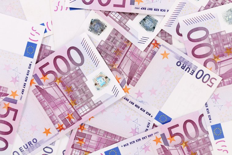 Imaginea articolului Euro a înregistrat luni o scădere. victimă a instabilităţii din pieţele financiare