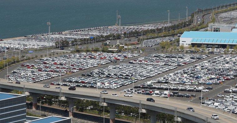 Imaginea articolului Zeci de mii de SUV-uri noi, parcate într-un port din California. Ce s-a întâmplat cu industria auto din SUA