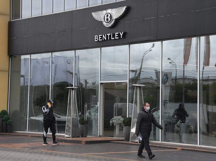 Imaginea articolului Bentley, lovit de criză. Producătorul auto de lux va renunţa la un sfert dintre angajaţi