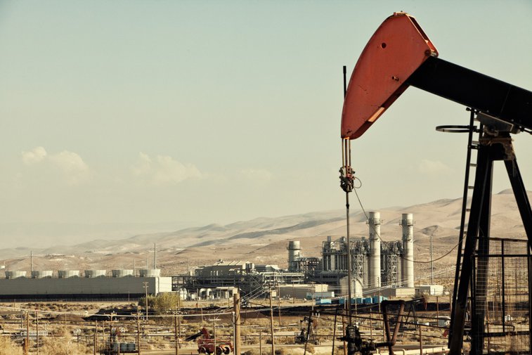 Imaginea articolului Petrolul scade, în ciuda reducerilor de producţie anunţate de OPEC +
