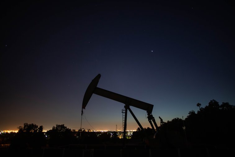 Imaginea articolului Companiile petroliere îşi reduc producţia cu un milion de barili pe zi, pierderi de 50 de miliarde de dolari