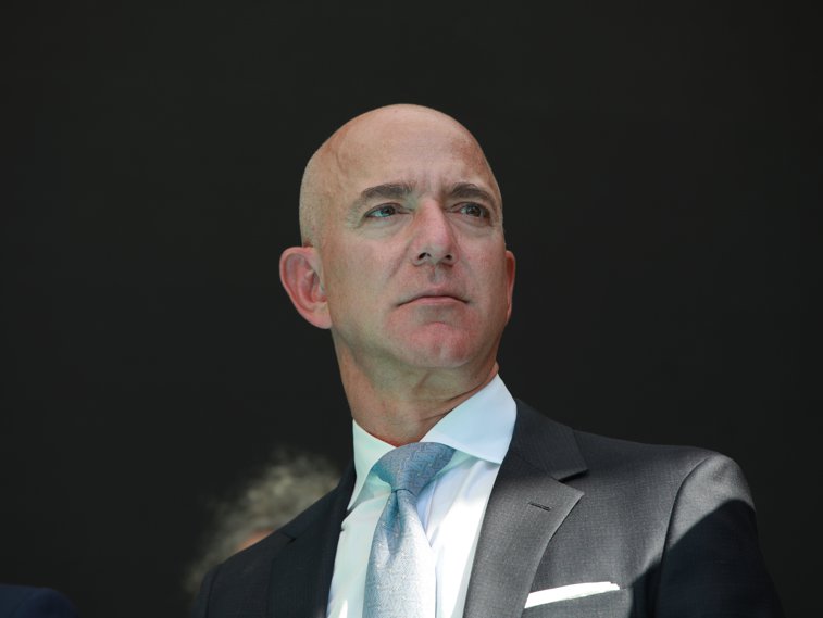 Imaginea articolului Jeff Bezos a devenit primul om din lume cu o avere de peste 200 de miliarde de dolari