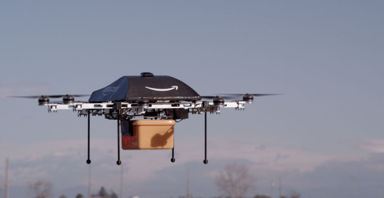 Imaginea articolului Amazon îşi ia zborul. Compania a primit aprobare să livreze colete cu drona