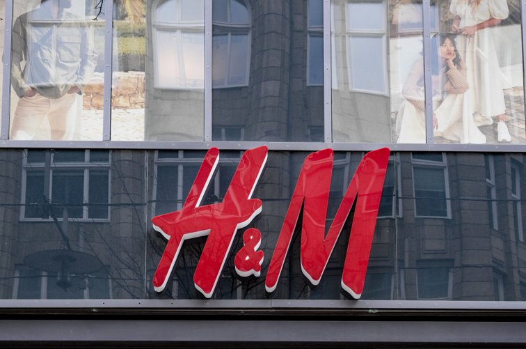 Imaginea articolului H&M va închide 250 de magazine din cauza pandemiei: „Din ce în ce mai mulţi clienţi au început să facă cumpărături online"