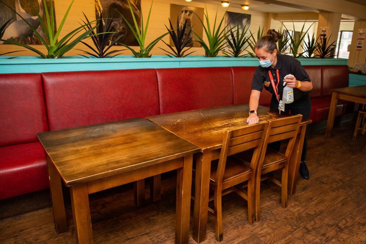 Imaginea articolului Redeschiderea restaurantelor, urmărită de HoReCa şi de clienţi. De luni, bucureştenii pot lua masa în oraş