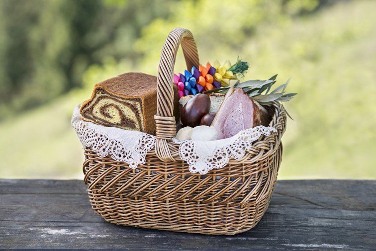 Imaginea articolului Carne de miel, pască şi ouă roşii. Ce pui pe masa de Paşte?