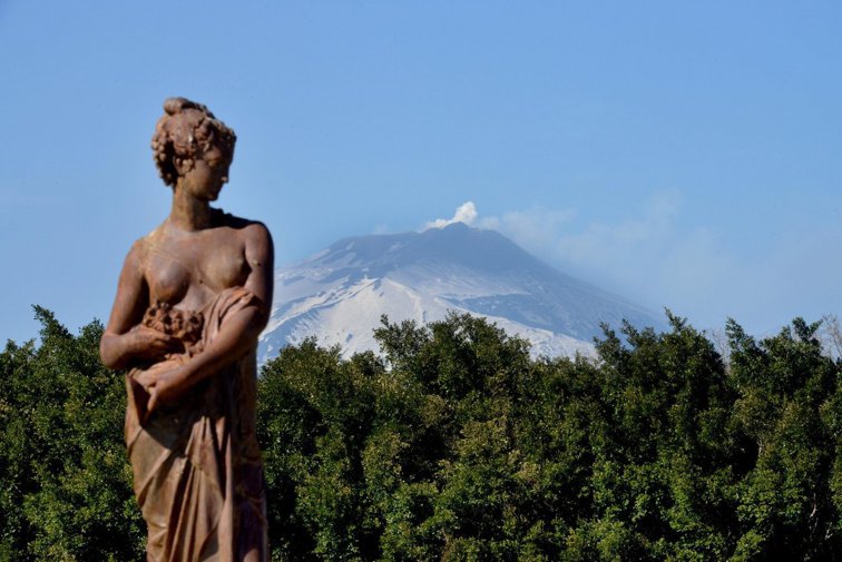 Imaginea articolului În Sicilia se produce un vin născut din lava vulcanului Etna. Cum au creat tinerii antreprenori locali un concept nou 