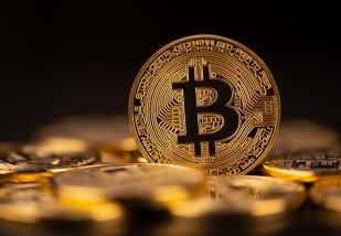 urmărește să investească în bitcoin