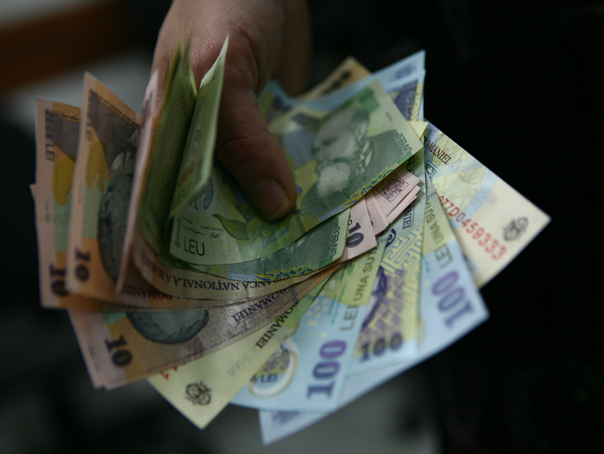 Imaginea articolului Românii preferă cashul. Numerarul în circulaţie s-a apropiat în februarie de 100 miliarde de lei, un maxim istoric