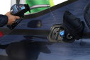 Imaginea articolului Liber la ieftinirea benzinei şi a motorinei: Guvernul a aprobat OUG pentru reducerea voluntară de 50 de bani a preţurilor la carburanţi