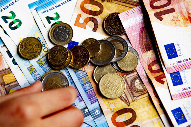 Imaginea articolului Euro se prăbuşeşte peste noapte şi ajunge din nou sub dolar. BNR afişează un curs de numai 4,83 lei