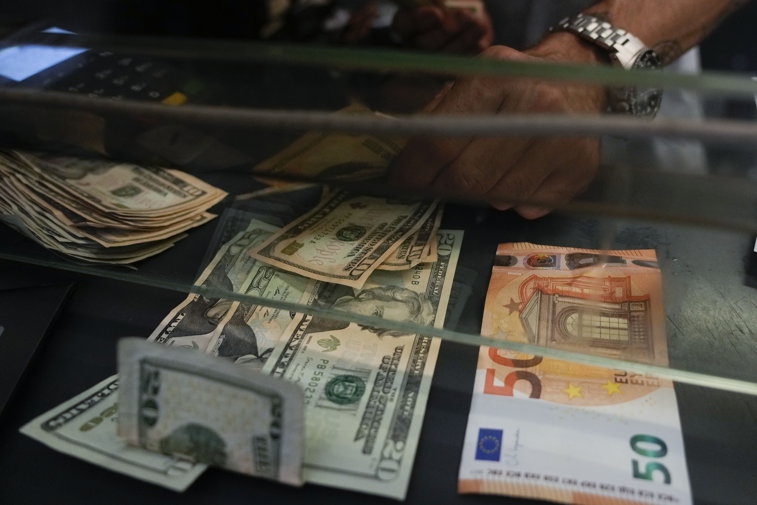 Imaginea articolului Curs valutar: Euro recuperează decalajul faţă de dolar şi s-a apreciat faţă de leu