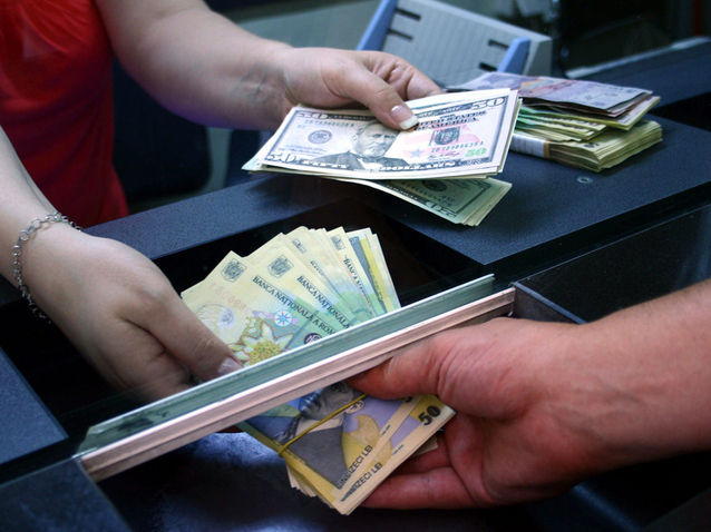 Imaginea articolului Dolarul se menţine peste euro pe piaţa valutară din România