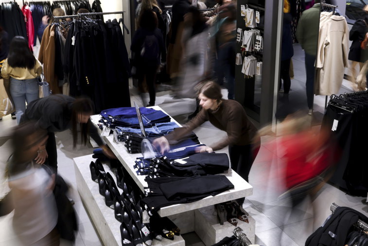 Imaginea articolului Moda, vedeta comerţului românesc în 2022. Vânzările de haine şi pantofi au crescut în unele luni cu 20-30%