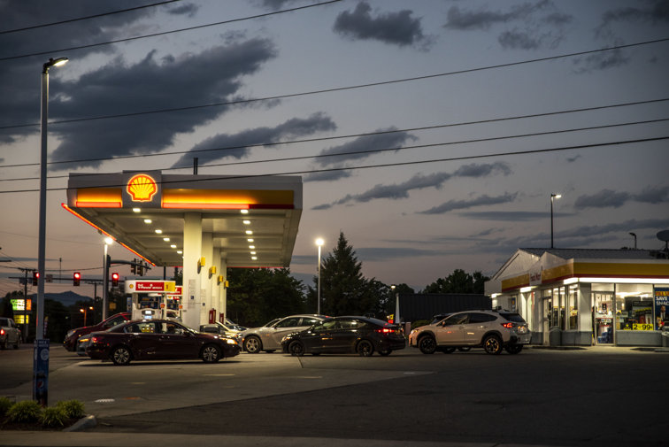 Imaginea articolului Mutare importantă: Shell ar putea prelua benzinăriile Lukoil din România
