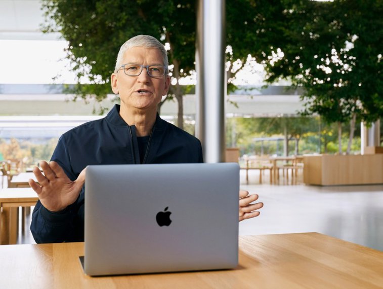 Imaginea articolului Apple a decis să reducă 40% din salariul lui Tim Cook. CEO-ul companiei a strâns o avere în ultimii ani