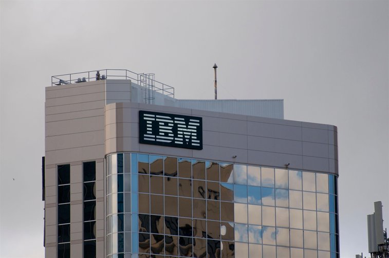 Imaginea articolului IBM reduce 3.900 de locuri de muncă şi prezintă o creştere anuală a veniturilor mai slabă decât în 2022