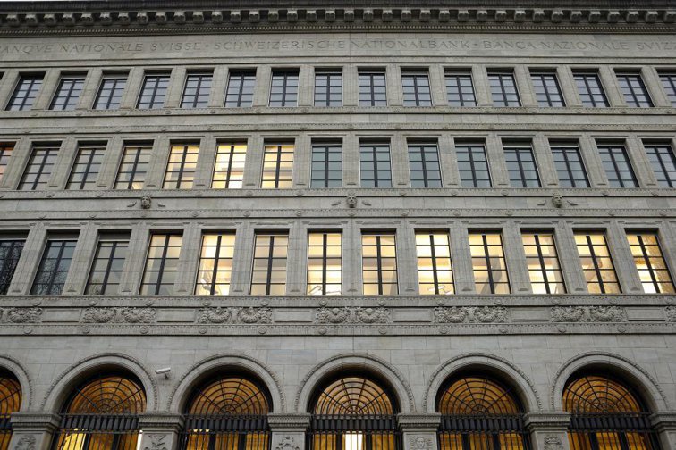 Imaginea articolului Americanii dezamorsează bomba elveţiană: UBS cumpără Credit Suisse cu două miliarde de dolari
