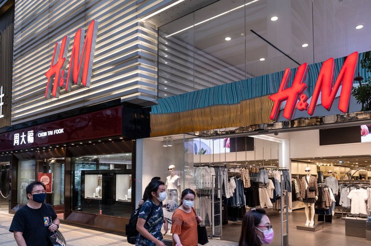 Imaginea articolului Acţiunile H&M au crescut cu 16% după ce compania a înregistrat un profit neaşteptat de mare în primul trimestru al acestui an. „Este încă destul de greu, dar vedem evoluţii pozitive”