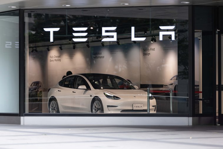 Imaginea articolului Reducerile Tesla afectează dramatic profiturile companiei, dar Elon Musk nu renunţă