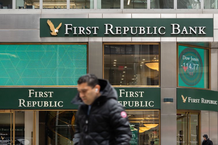 Imaginea articolului Acţiunile First Republic Bank, banca bogaţilor din SUA, se prăbuşesc 