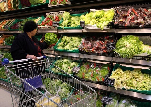Imaginea articolului Ciolacu: Inflaţia a ajuns la o cifră. La alimente de bază preţurile au scăzut şi cu 30-40%