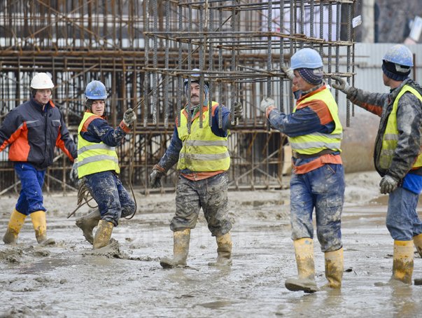 Imaginea articolului INS: Managerii estimează scăderea numărului de salariaţi în construcţii 