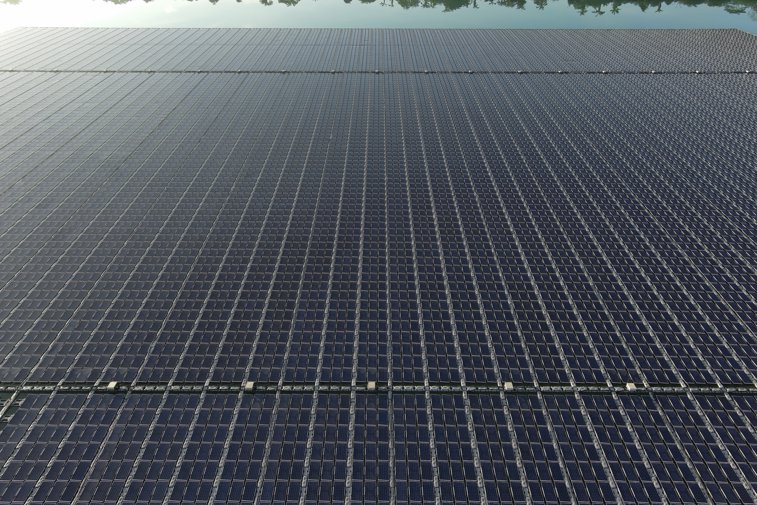 Imaginea articolului Un gigant chinez semnează cea mai mare tranzacţie cu panouri solare anunţată până acum în România