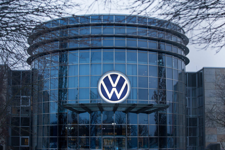 Imaginea articolului Volkswagen estimează o încetinire a vânzărilor în 2024. Anunţul a dus la o scădere a acţiunilor gigantului german
