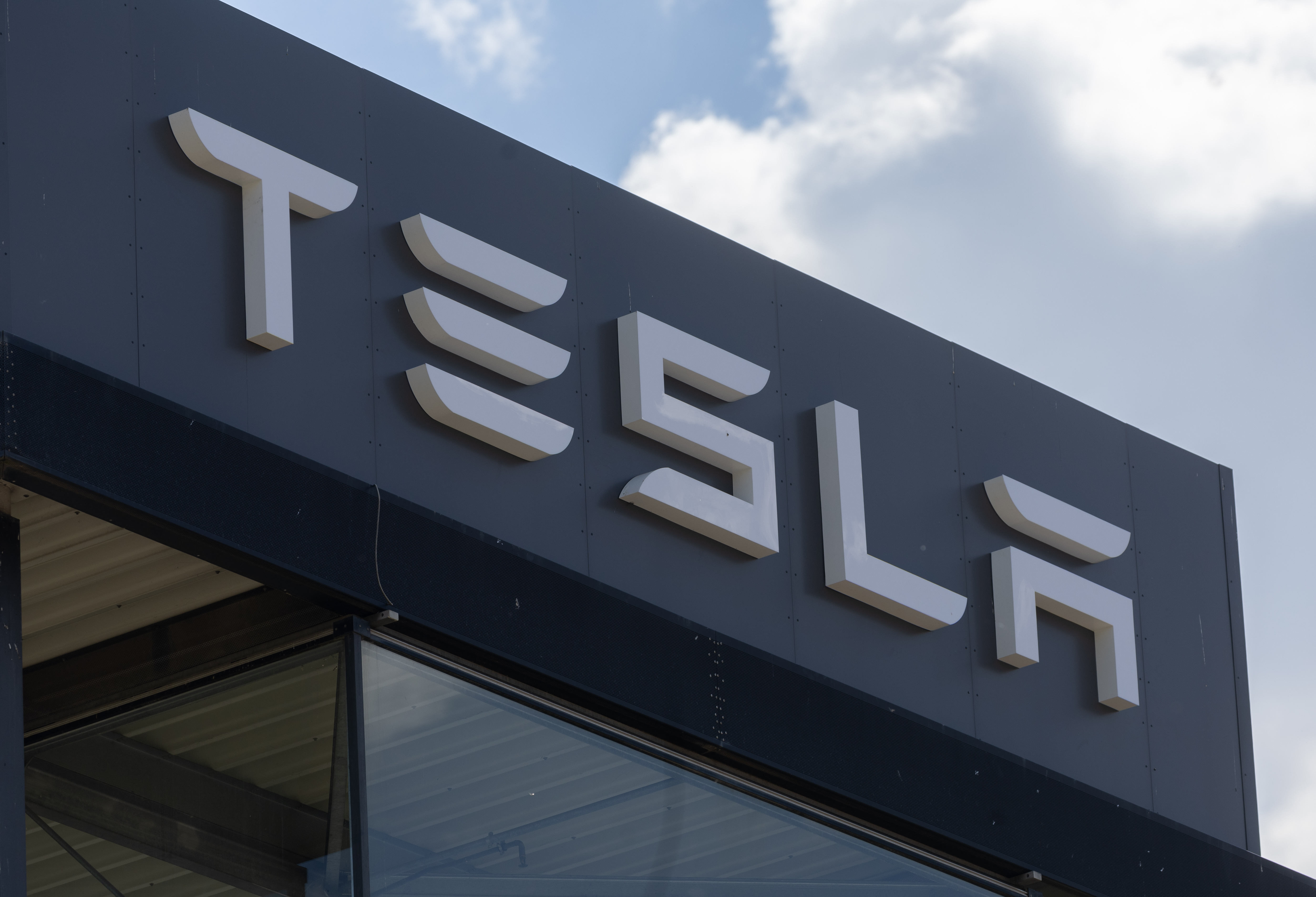 Tesla promite maşini mai ieftine după ce cererea pentru vehicule electrice a scăzut