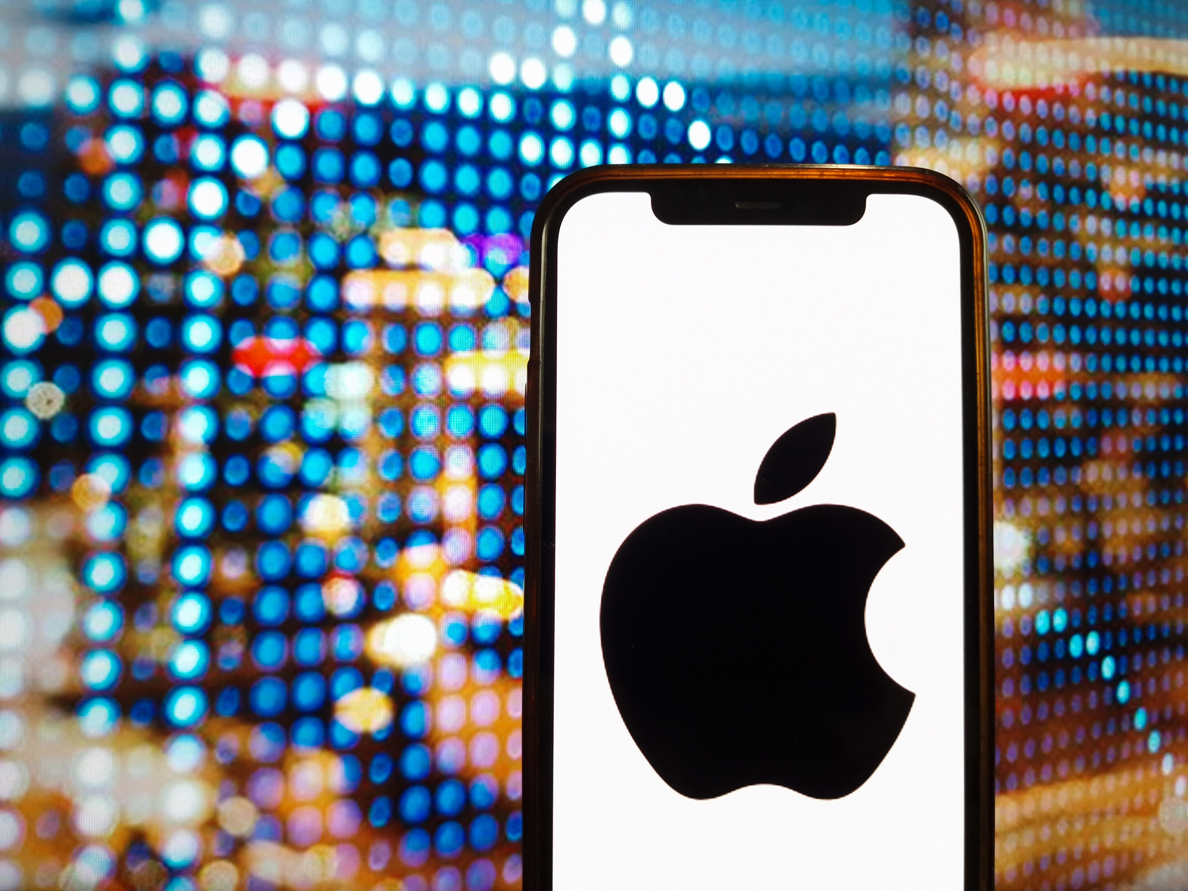 Apple reia discuţiile cu OpenAI pentru a introduce pe iPhone funcţii cu inteligenţă artificială generativă