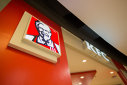 Imaginea articolului KFC închide temporar într-o ţară cu zeci de milioane de locuitori. Compania invocă situaţia economică, dar presa locală spune că are loc un boicot naţional